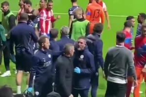 开云体育-也不好惹22年马竞曼城赛后冲突，贝尔塔怒推曼城工作人员的脸