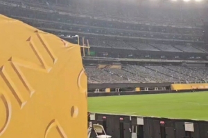 皇马飞机仍在盘旋&未获得降落许可,球场播报情况