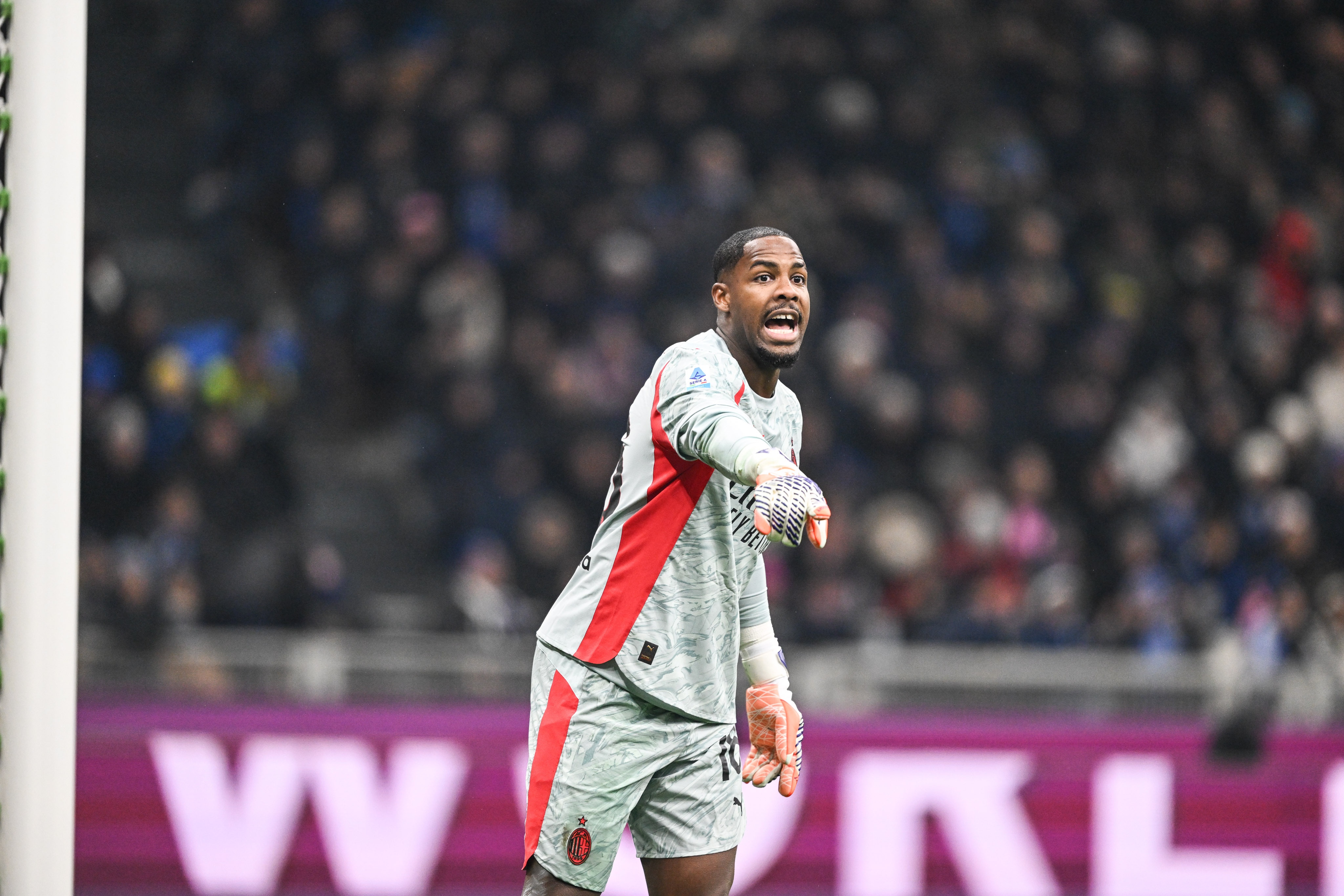 开云APP-斯基拉：米兰将与迈尼昂经纪人会面，新合同年薪含奖金达700万欧