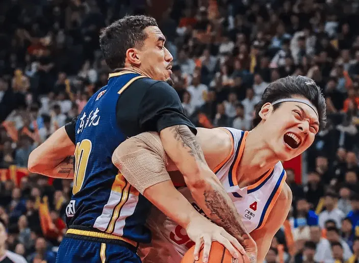 开云下载-俱乐部杯上海vs广东大名单：洛夫顿、王哲林出战，奎因在列