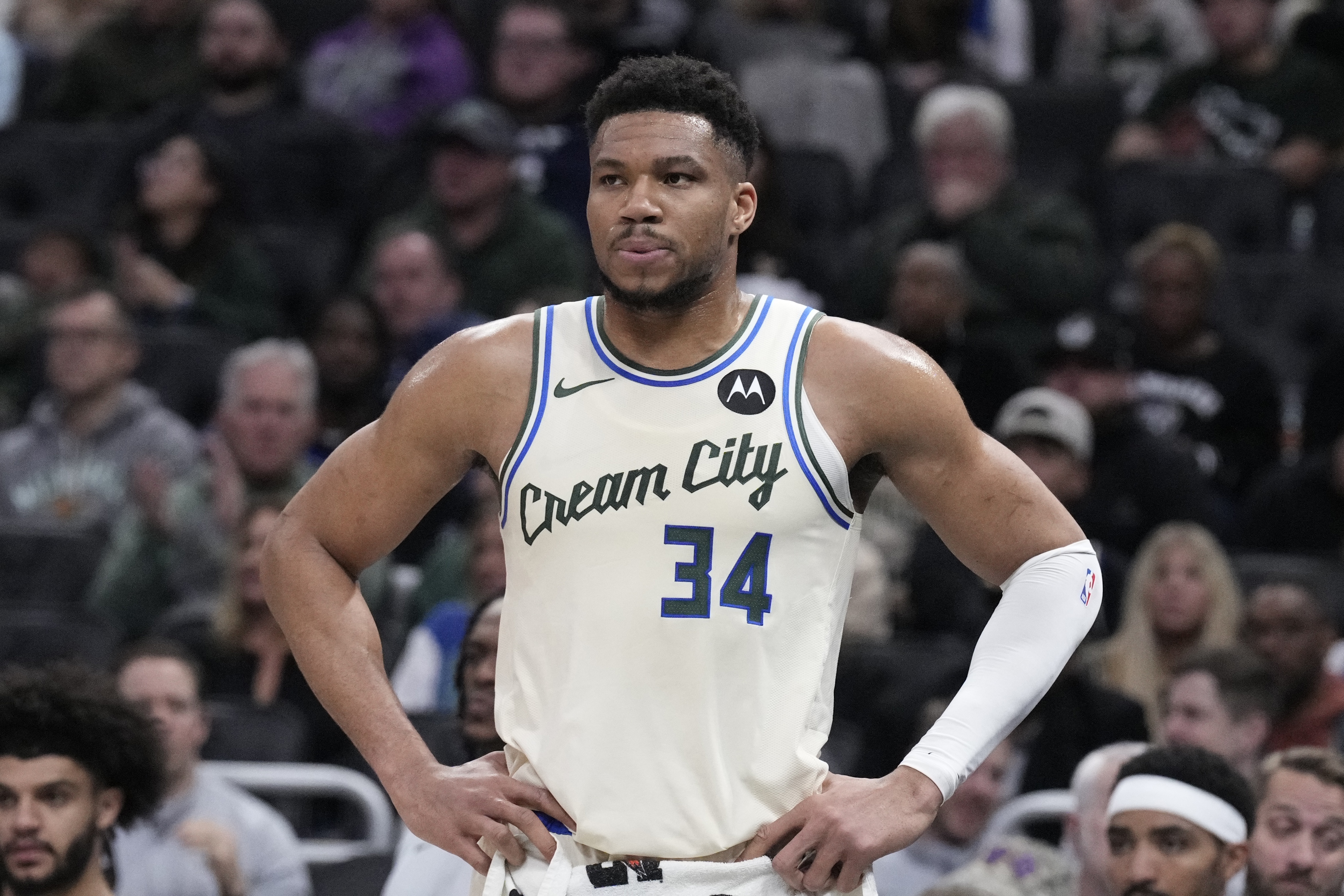 开云注册网址-有点突然！字母哥和场边工作人员交流后 自己慢慢走回更衣室