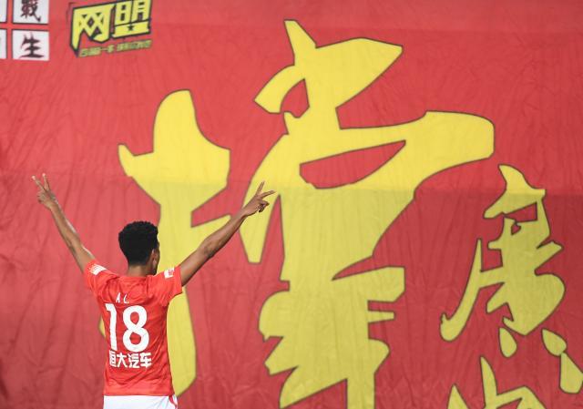 开云下载-广州德比国足两大归化不同命 阿兰出彩艾克森挂彩